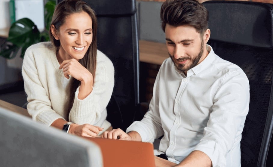 3-Benefits-of-Automating-Employee-Onboarding-with-AI-Driven-Software-Two-young-business-people-talking-998x556.jog